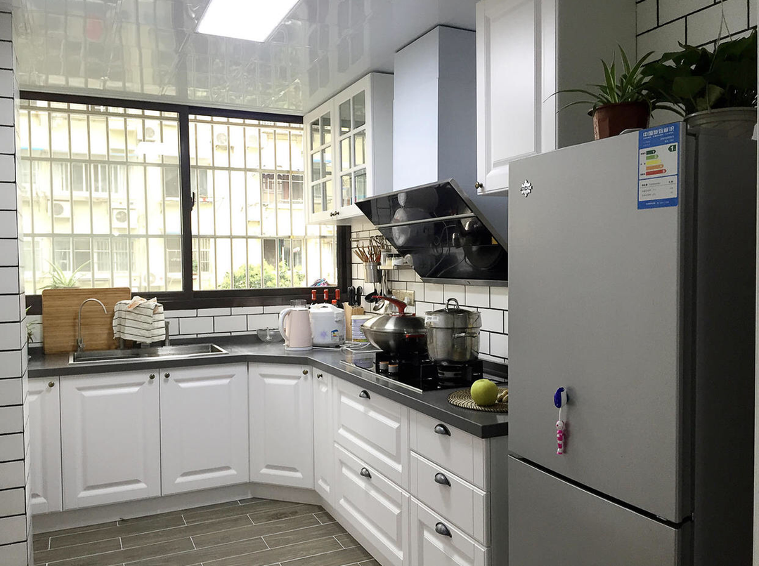 25个白色厨房橱柜搭配设计，想做白色橱柜可以参考装修效果图片_14