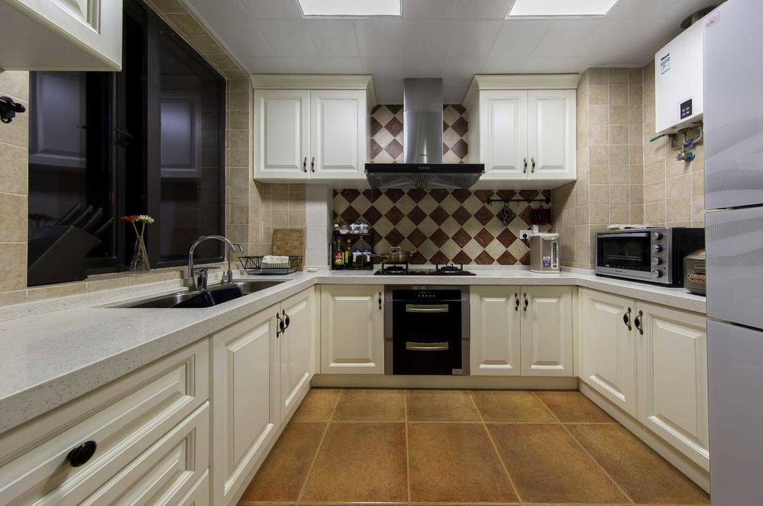 25个白色厨房橱柜搭配设计，想做白色橱柜可以参考装修效果图片_6