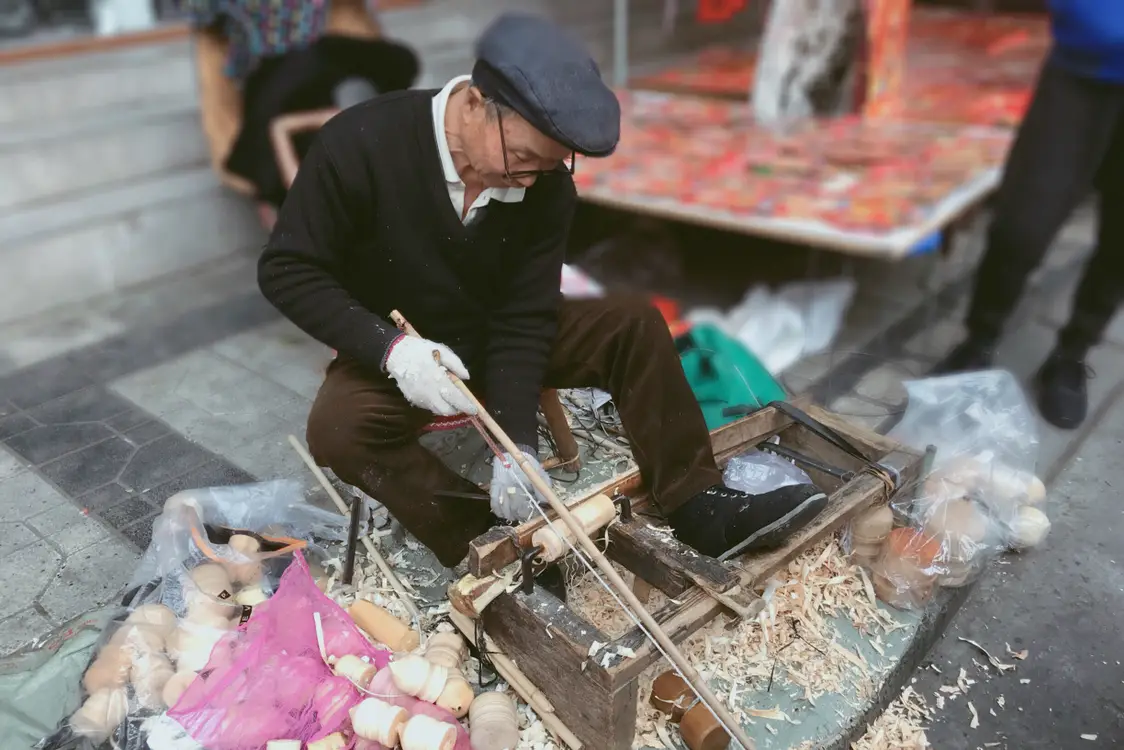 写春联、做陀螺、算命……热闹的年味儿图片_1