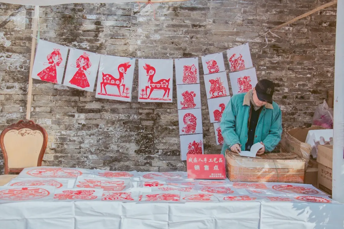写春联、做陀螺、算命……热闹的年味儿图片_5