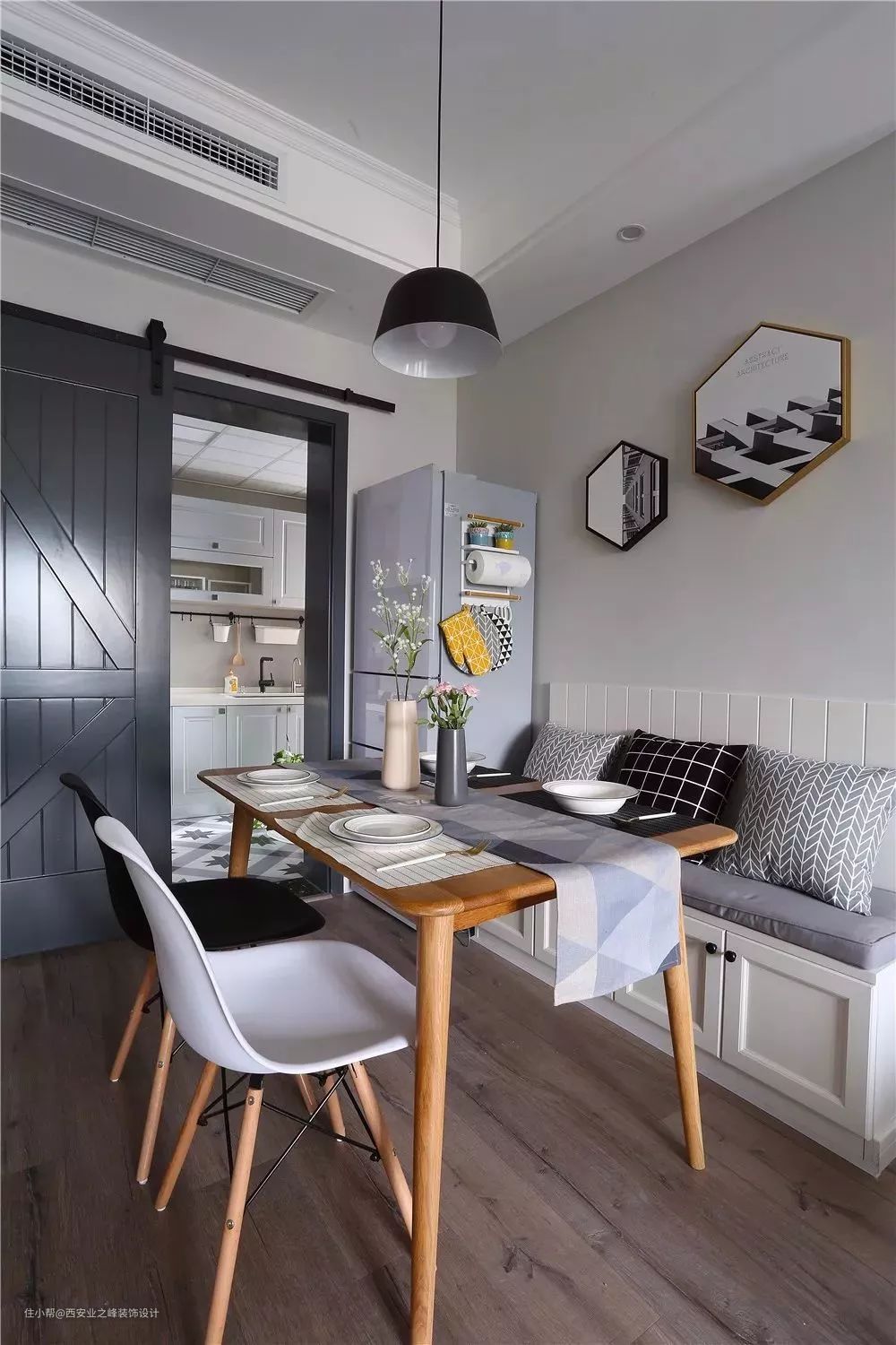 卡座式的餐厅，让小户型更显宽敞，看起来也好美-住小帮, image size:1000x1500