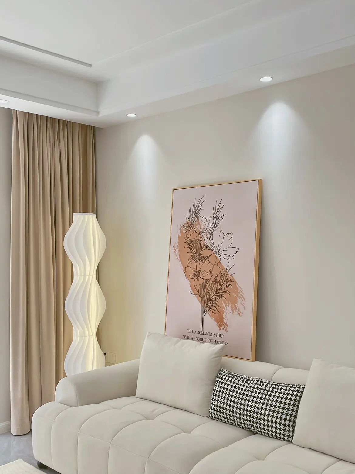 最近被问的最多的就是我家客厅刷的什么色!
想要奶油风的可大胆刷杏子灰!干净、简单、温柔又高级
我家客厅顶部通刷立邦珍珠白，墙面是立邦杏子灰，整体效果很不错!
当然中间也要注意!
1、一定要盯住师傅找平墙这个环节，不会后面灯光打上就会看着凹凸不平整!
2、油漆师傅刷完一定要检查哪里没刷好，或者墙上有颗粒的地方，及时让师傅处理
3、用不完的漆让师傅用瓶子装好，后面安装灯具和家具的时候，还会用到，有些地方要补漆
4、最好电脑调色，有的师傅人工调色，调不好色。差会很大
最后附有我家全屋的乳胶漆颜色，是师傅现场电脑调出来的色，大家可以做参考!!图片_2