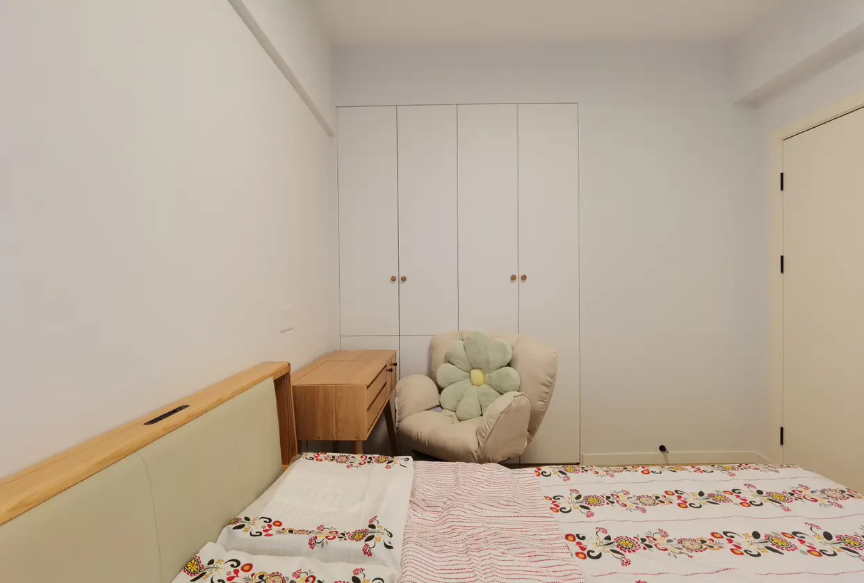 零杂物！干净舒适的日式原木卧室，治愈力💯图片_7