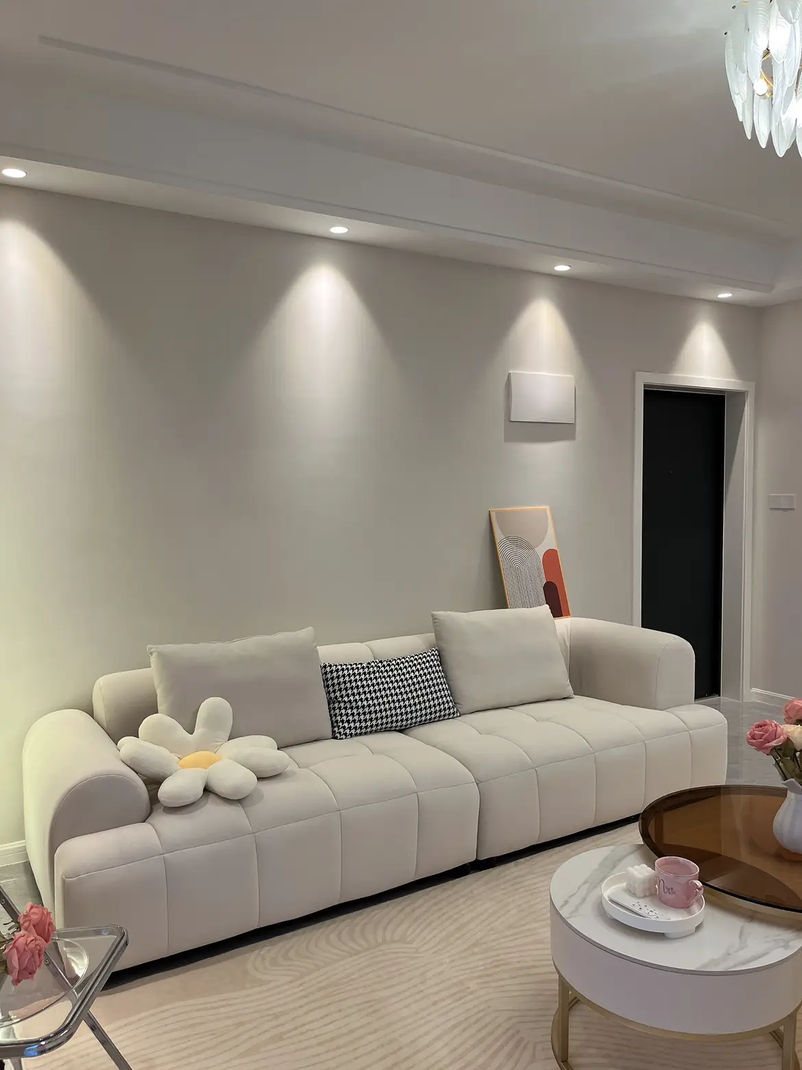 最近被问的最多的就是我家客厅刷的什么色!
想要奶油风的可大胆刷杏子灰!干净、简单、温柔又高级
我家客厅顶部通刷立邦珍珠白，墙面是立邦杏子灰，整体效果很不错!
当然中间也要注意!
1、一定要盯住师傅找平墙这个环节，不会后面灯光打上就会看着凹凸不平整!
2、油漆师傅刷完一定要检查哪里没刷好，或者墙上有颗粒的地方，及时让师傅处理
3、用不完的漆让师傅用瓶子装好，后面安装灯具和家具的时候，还会用到，有些地方要补漆
4、最好电脑调色，有的师傅人工调色，调不好色。差会很大
最后附有我家全屋的乳胶漆颜色，是师傅现场电脑调出来的色，大家可以做参考!!图片_7