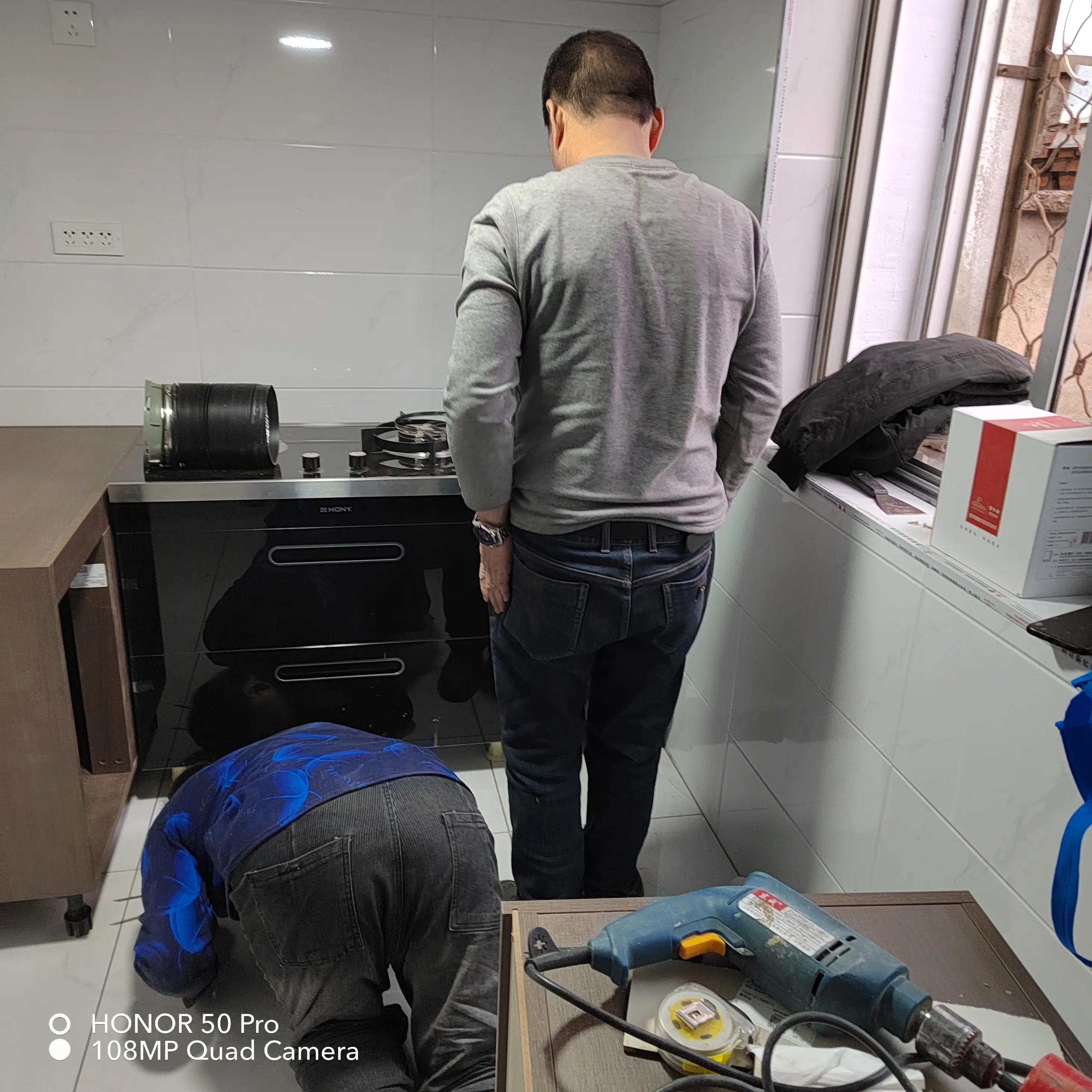 师傅们的辛勤劳动，华翠厨柜安装中图片_3
