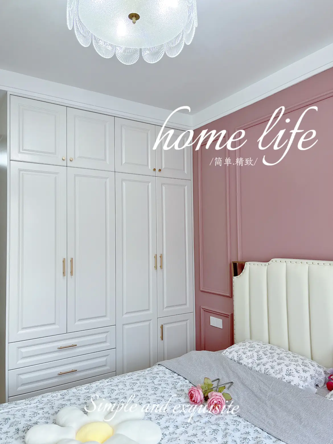 每次发主卧问的最多的就是这个墙漆，今天来详细讲一下我家这个怎么刷的~很多小伙伴都说一样的褐珊瑚为什么没有我的看起来亮，我说一下我这个刷的过程。
①我刷好大白之后有放10多天通风，叫墙体完全干透。
②选漆的时候老板有告诉我，深色和饱和度高的墙漆要用专用的漆，就是那个梦幻千色。
③我这个不是喷的，我另外花了600的手工费，工人花了2天的时候给我滚涂的，拼合的地方是用小刷子一点点刷的。
④我刷了两次，第一次干了再刷第二次，因为滚涂墙体刷的还是很匀，没有颗粒感。
⑤关于开裂，新建完的新房墙体刷乳胶漆很多都。有这个问题，三年以上的新房没什么问题。
⑥补色，我建议不要去补，肯定不一样，刷完留。点底漆，哪里有磕碰稍微点一下的还可以，大面积建议不补。
⑦我是立邦褐珊瑚做背景，大面积都用的立邦太空漫步，全屋都带颜色的话，看久了会腻。
⑧我用了两桶梦幻千色刷背景墙，我们当地110-桶，900ml，大面积的太空漫步是超亚光，1050一桶刷全屋图片_3