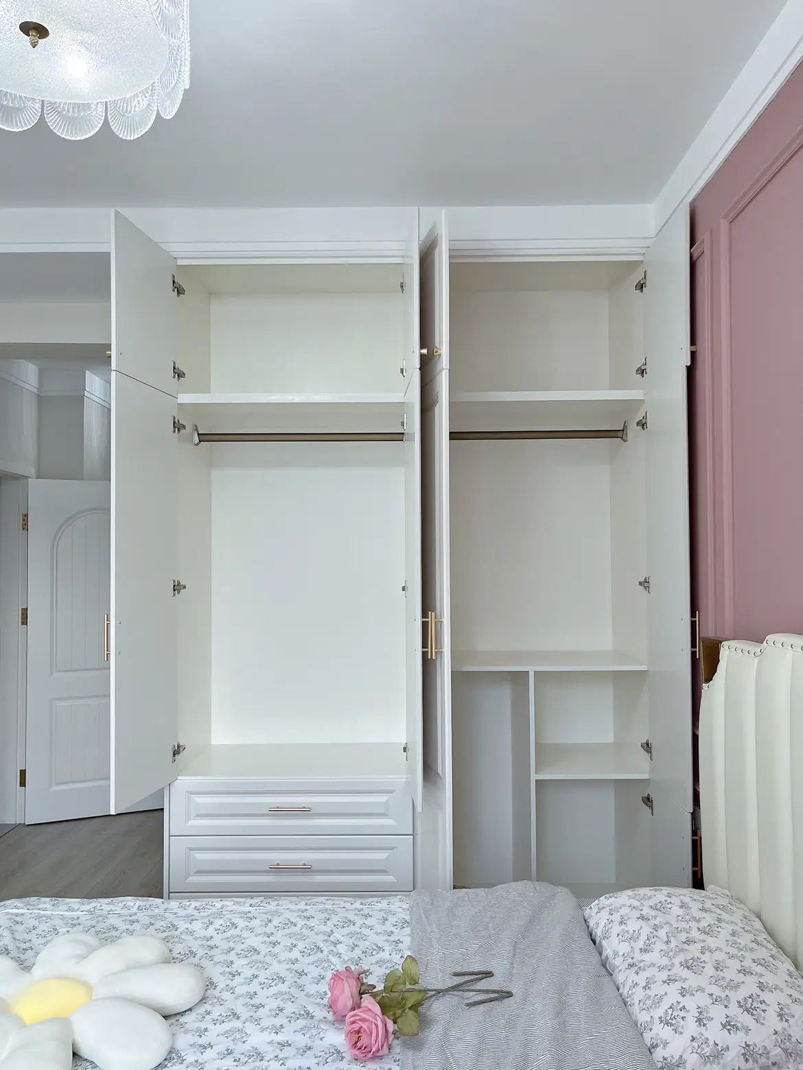 每次发主卧问的最多的就是这个墙漆，今天来详细讲一下我家这个怎么刷的~很多小伙伴都说一样的褐珊瑚为什么没有我的看起来亮，我说一下我这个刷的过程。
①我刷好大白之后有放10多天通风，叫墙体完全干透。
②选漆的时候老板有告诉我，深色和饱和度高的墙漆要用专用的漆，就是那个梦幻千色。
③我这个不是喷的，我另外花了600的手工费，工人花了2天的时候给我滚涂的，拼合的地方是用小刷子一点点刷的。
④我刷了两次，第一次干了再刷第二次，因为滚涂墙体刷的还是很匀，没有颗粒感。
⑤关于开裂，新建完的新房墙体刷乳胶漆很多都。有这个问题，三年以上的新房没什么问题。
⑥补色，我建议不要去补，肯定不一样，刷完留。点底漆，哪里有磕碰稍微点一下的还可以，大面积建议不补。
⑦我是立邦褐珊瑚做背景，大面积都用的立邦太空漫步，全屋都带颜色的话，看久了会腻。
⑧我用了两桶梦幻千色刷背景墙，我们当地110-桶，900ml，大面积的太空漫步是超亚光，1050一桶刷全屋图片_6