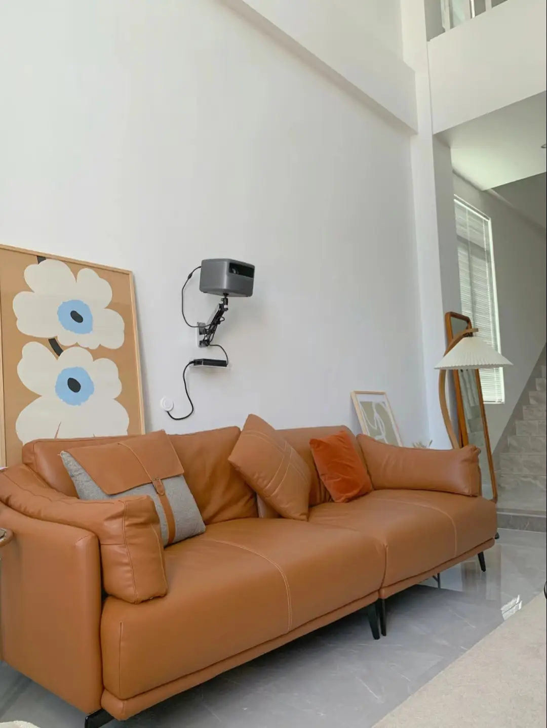 暮光橙色的沙发给家里增添了温馨感图片_0