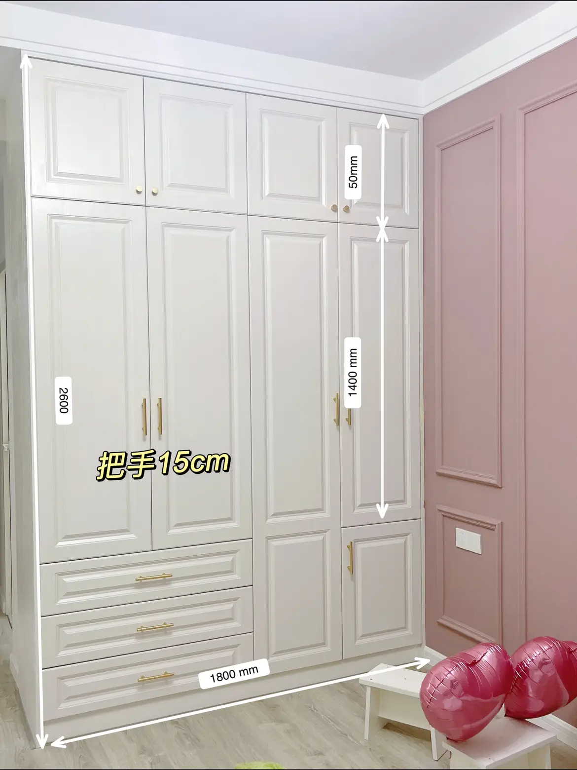 每次发主卧问的最多的就是这个墙漆，今天来详细讲一下我家这个怎么刷的~很多小伙伴都说一样的褐珊瑚为什么没有我的看起来亮，我说一下我这个刷的过程。
①我刷好大白之后有放10多天通风，叫墙体完全干透。
②选漆的时候老板有告诉我，深色和饱和度高的墙漆要用专用的漆，就是那个梦幻千色。
③我这个不是喷的，我另外花了600的手工费，工人花了2天的时候给我滚涂的，拼合的地方是用小刷子一点点刷的。
④我刷了两次，第一次干了再刷第二次，因为滚涂墙体刷的还是很匀，没有颗粒感。
⑤关于开裂，新建完的新房墙体刷乳胶漆很多都。有这个问题，三年以上的新房没什么问题。
⑥补色，我建议不要去补，肯定不一样，刷完留。点底漆，哪里有磕碰稍微点一下的还可以，大面积建议不补。
⑦我是立邦褐珊瑚做背景，大面积都用的立邦太空漫步，全屋都带颜色的话，看久了会腻。
⑧我用了两桶梦幻千色刷背景墙，我们当地110-桶，900ml，大面积的太空漫步是超亚光，1050一桶刷全屋图片_4