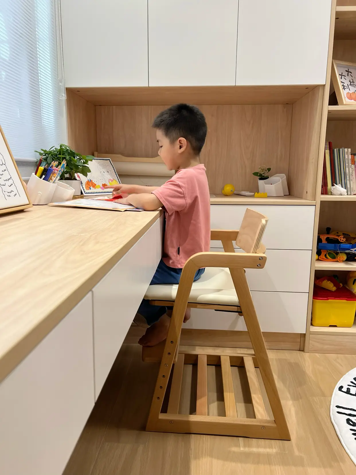最不费妈的儿童房设计！8平满墙收纳长书桌图片_3