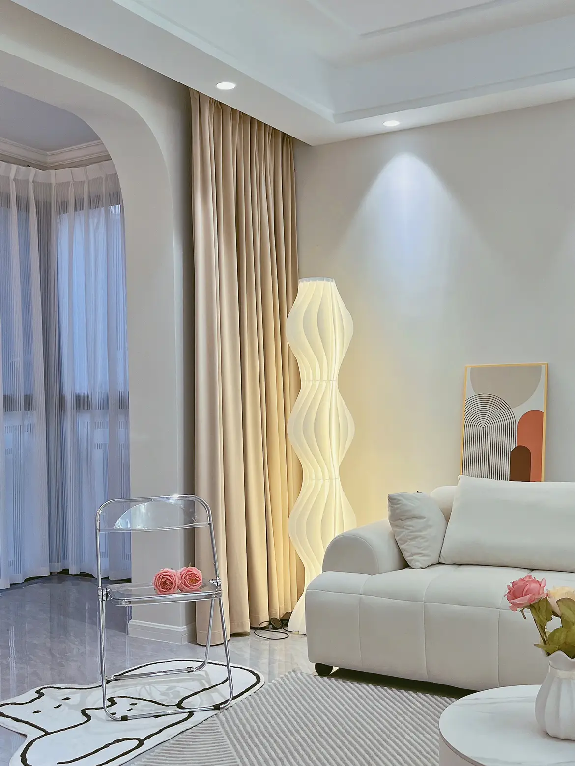 最近被问的最多的就是我家客厅刷的什么色!
想要奶油风的可大胆刷杏子灰!干净、简单、温柔又高级
我家客厅顶部通刷立邦珍珠白，墙面是立邦杏子灰，整体效果很不错!
当然中间也要注意!
1、一定要盯住师傅找平墙这个环节，不会后面灯光打上就会看着凹凸不平整!
2、油漆师傅刷完一定要检查哪里没刷好，或者墙上有颗粒的地方，及时让师傅处理
3、用不完的漆让师傅用瓶子装好，后面安装灯具和家具的时候，还会用到，有些地方要补漆
4、最好电脑调色，有的师傅人工调色，调不好色。差会很大
最后附有我家全屋的乳胶漆颜色，是师傅现场电脑调出来的色，大家可以做参考!!图片_8