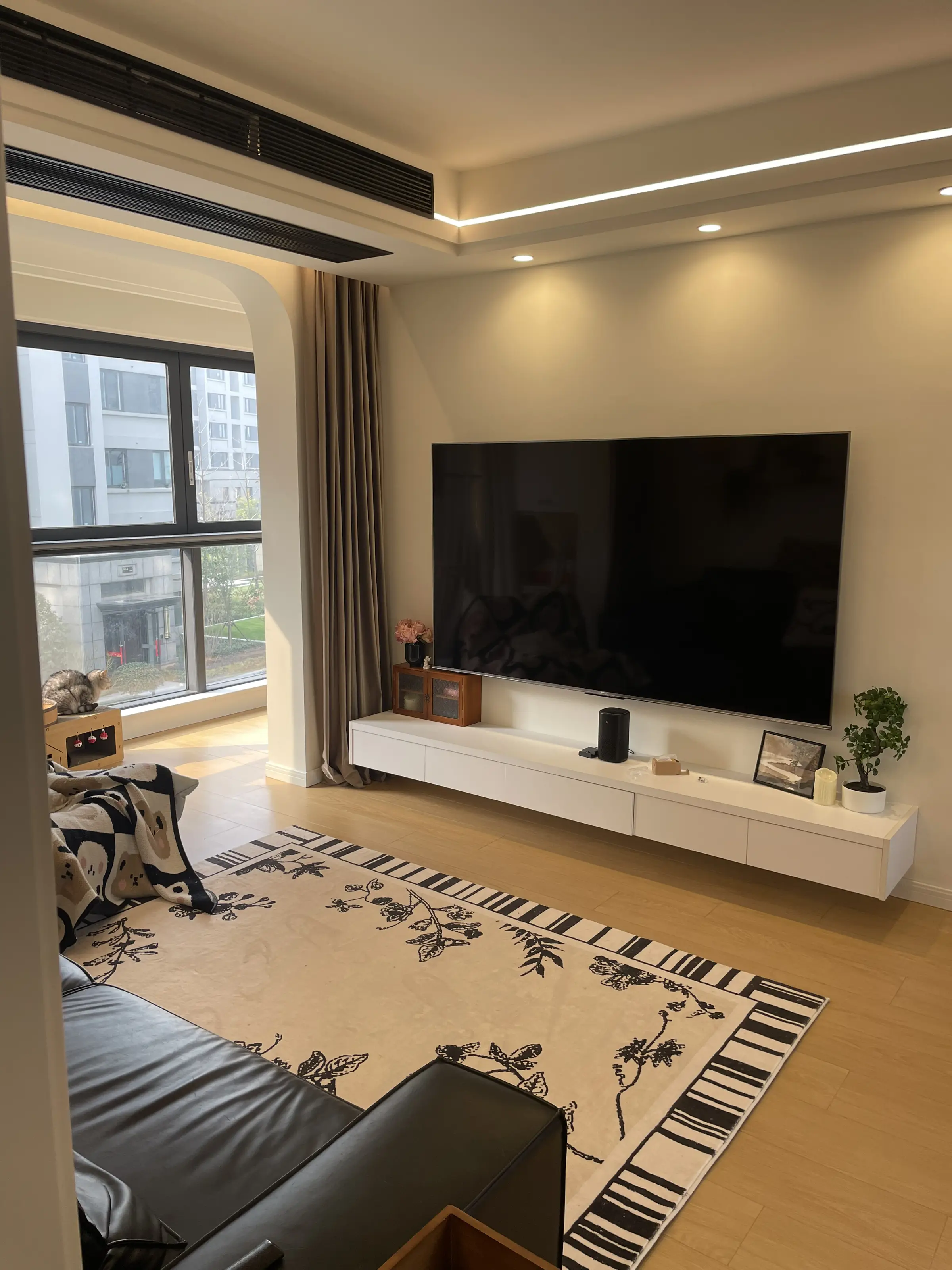 开间3.4小户型客厅🛋️的85寸大电视图片_3