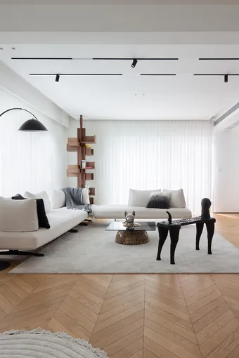 248平米的复式现代极简空间，大花园里静听鸟语浪花~