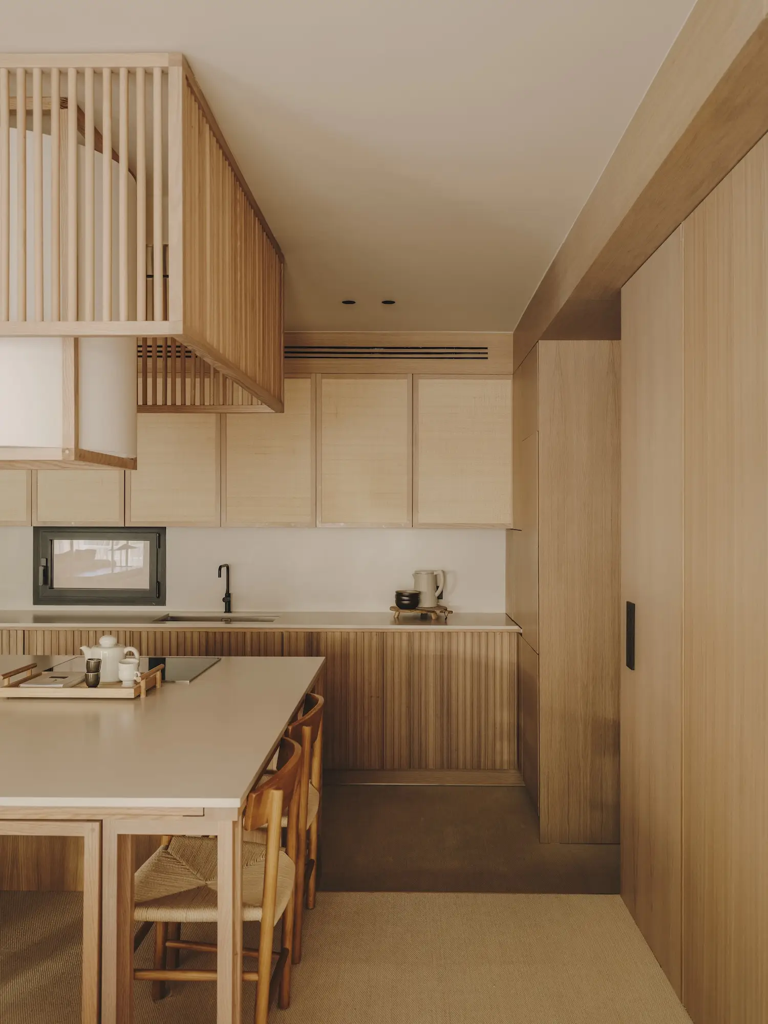 餐厨空间也能有度假的感觉，原木风带来惊喜图片_1