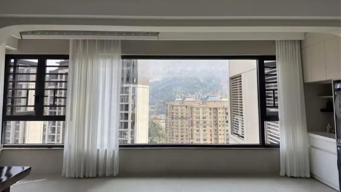 开阔客厅阳台通铺设计，让家更自然
