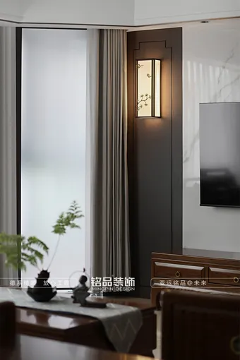 八字型吊顶搭配胡桃木线条，年轻人也爱的中式风