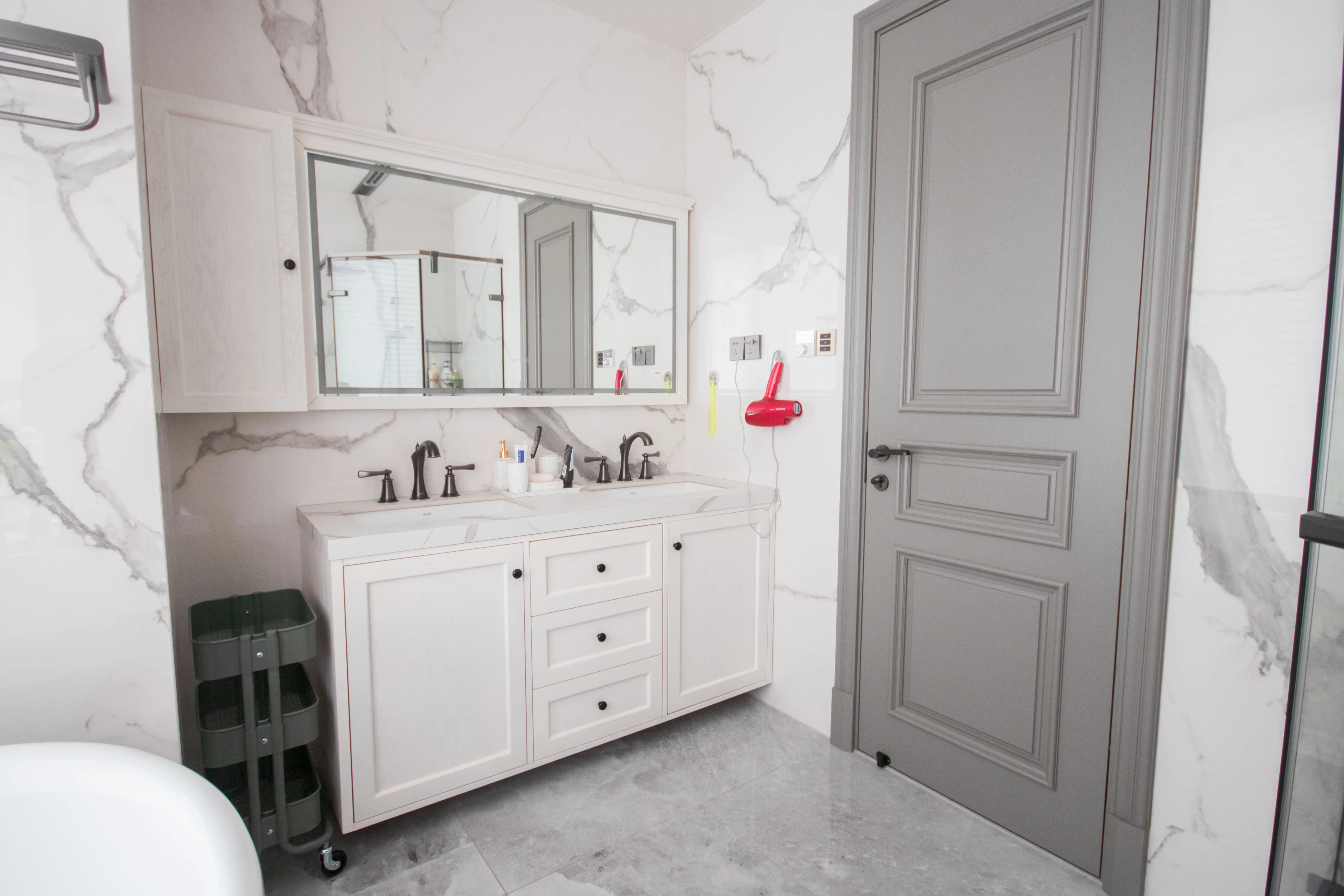 卫生间要不要安装镜柜？看完你就知道了 图片_0