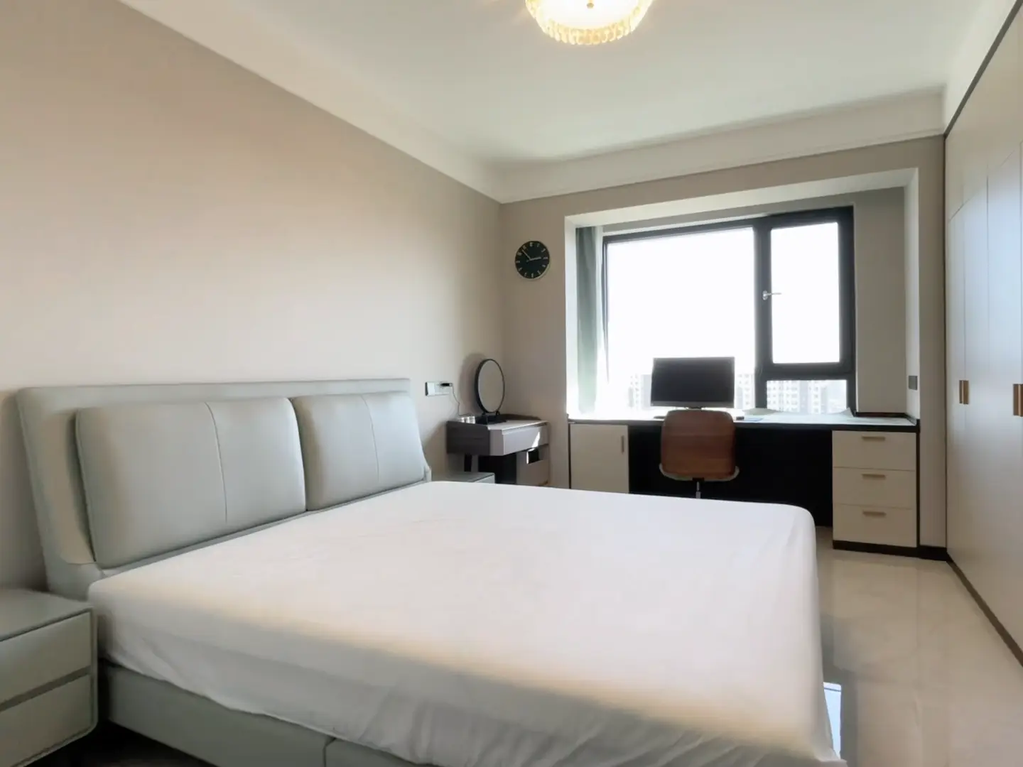 简约风卧室，最喜欢的就是这个靠窗书桌了