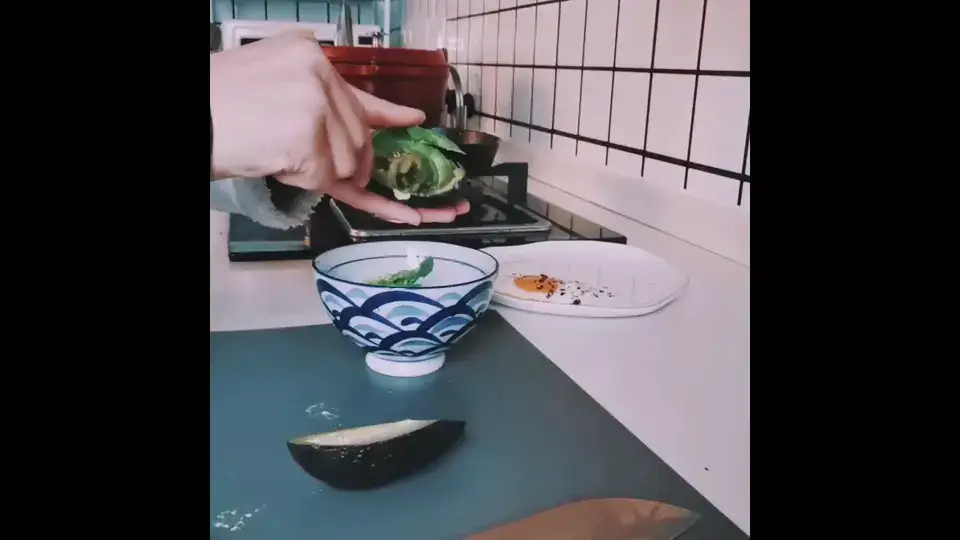 宅家日常，第一次做牛油果三明治，味道还不错。原本视频时间更长，但是只能传一分钟😂
