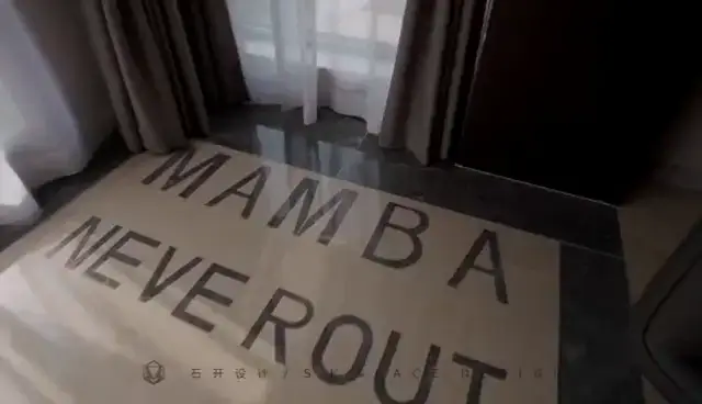 整个家满满都是纪念偶像的物件，从硬装到软装无不加入业主对偶像的热爱