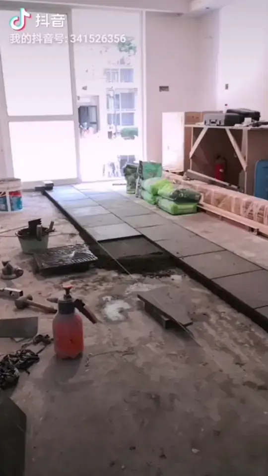 全程自己施工打造公寓里的桃花源，地面采用青砖铺贴。