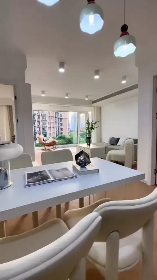 奶油色调搭配鱼骨地板，打造视觉层次感