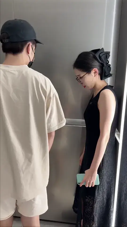 回家遇到奇怪的人一起上电梯怎么办？